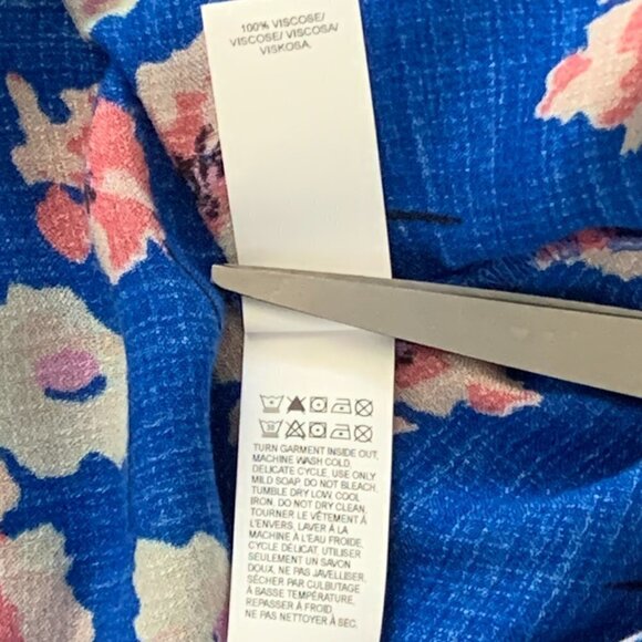 Lucky Brand Floral V-Neck/Tie-Neck Top Slit Shoulder Sz M Blue Pink 52G - Picture 12 of 12